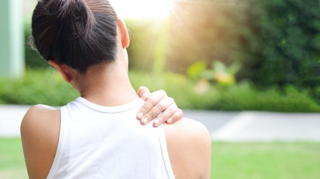 bai-viet/nhung-cach-chua-dau-nhuc-ba-vai-tai-nha-don-gian-an-toan-va-hieu-qua.html