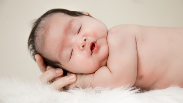 bai-viet/nhung-dieu-can-biet-ve-hien-tuong-be-chop-chep-mieng-khi-ngu-69328.html