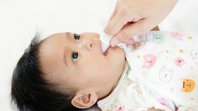 bai-viet/nhung-dieu-me-can-biet-khi-ro-luoi-cho-tre-bang-nuoc-muoi-sinh-ly-61807.html