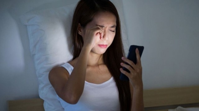 bai-viet/13-thoi-quen-gay-hai-cho-mat-ma-ban-can-luu-y.html