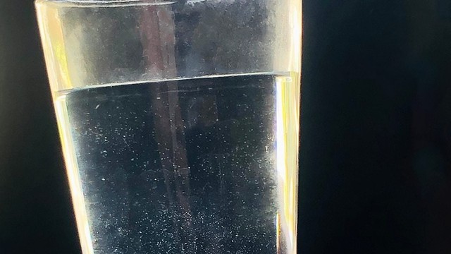 bai-viet/nuoc-dun-soi-co-vang-trang-co-uong-duoc-khong-goi-y-cach-xu-ly-hieu-qua.html