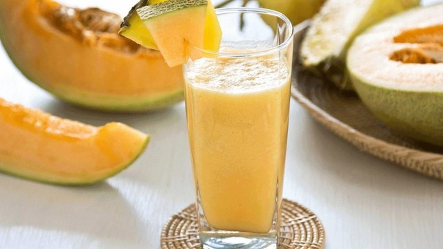 bai-viet/nuoc-ep-dua-luoi-mix-voi-gi-thom-ngon-bo-duong-giai-nhiet.html