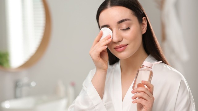 bai-viet/nuoc-tay-trang-la-gi-loi-ich-khi-dung-nuoc-tay-trang-dung-cach.html