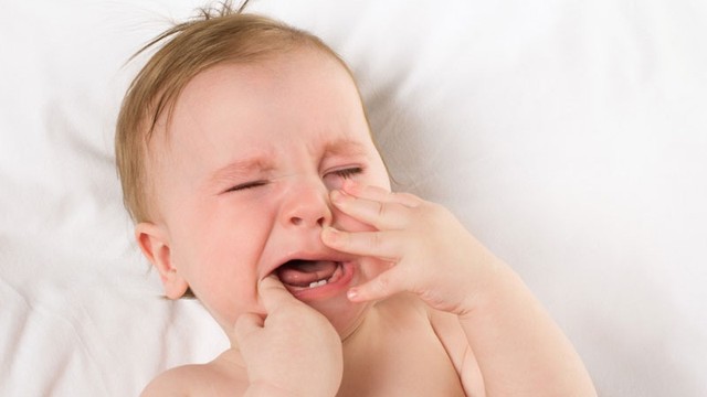 bai-viet/phan-biet-hien-tuong-tre-sot-moc-rang-va-sot-thong-thuong.html