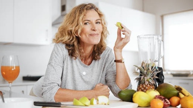 bai-viet/phu-nu-tien-man-kinh-nen-an-gi-de-on-dinh-suc-khoe-55743.html