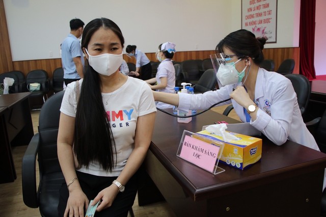 bai-viet/quy-trinh-kham-sang-loc-covid-truoc-khi-bat-dau-tiem-chung-48580.html