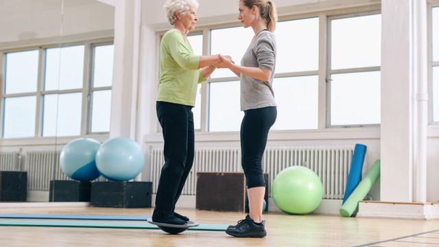 bai-viet/roi-loan-dang-di-o-nguoi-gia-nguyen-nhan-trieu-chung-cach-danh-gia-va-dieu-tri.html