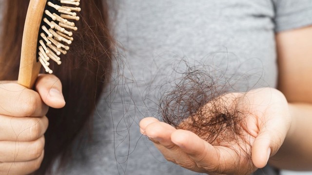 bai-viet/rung-toc-thieu-vitamin-gi-lam-sao-de-khac-phuc-tinh-trang-rung-toc-do-thieu-vitamin.html