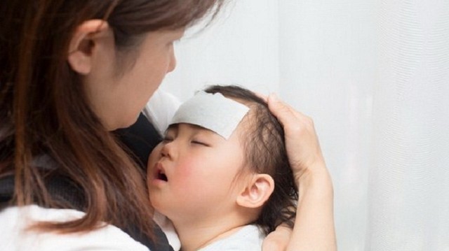 bai-viet/sau-khi-uong-thuoc-ha-sot-tre-toat-mo-hoi-co-sao-khong-71058.html