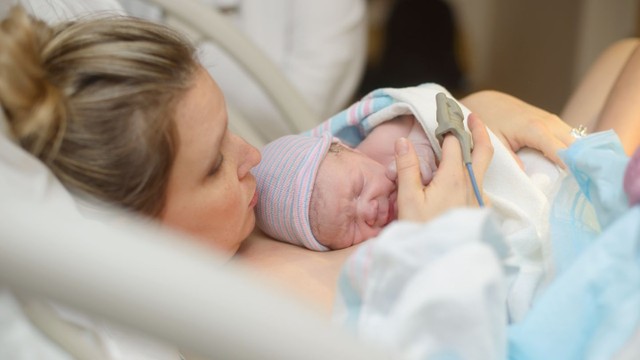 bai-viet/sau-sinh-bao-lau-thi-cho-be-bu-loi-ich-cua-viec-cho-be-bu-som.html