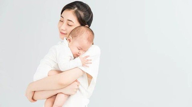 bai-viet/me-bim-sua-cho-con-bu-co-uong-duoc-tinh-dau-hoa-anh-thao-khong.html