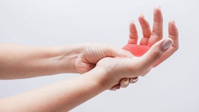 bai-viet/te-tay-khi-ngu-la-do-dau-lam-the-nao-de-ngan-ngua-tinh-trang-nay.html