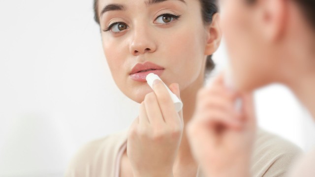 bai-viet/son-duong-moi-vitamin-e-dac-diem-loi-ich-cach-su-dung-va-bao-quan.html