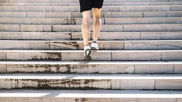 bai-viet/su-that-leo-cau-thang-co-to-bap-chan-khong.html