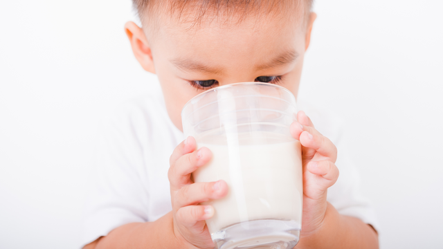 bai-viet/sua-tuoi-cho-be-1-tuoi-loi-ich-cach-chon-va-luu-y-quan-trong.html