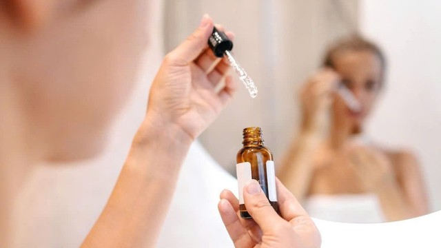 bai-viet/tac-dung-cua-retinol-co-than-ky-nhu-loi-don-su-that-can-biet-truoc-khi-dung.html