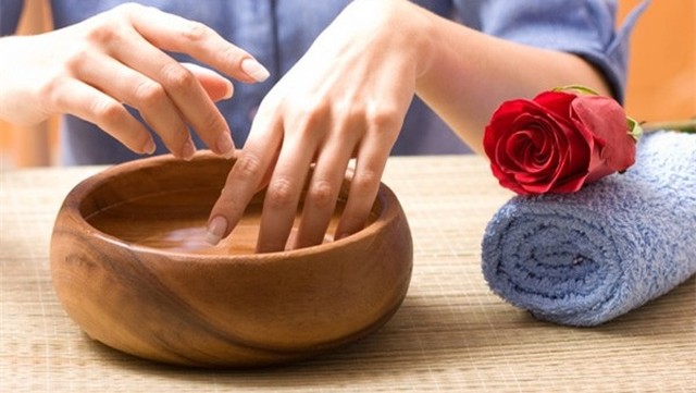 bai-viet/tai-sao-da-tay-bi-nhan-khi-gap-nuoc-51194.html