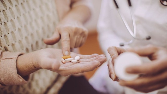 bai-viet/tai-sao-vitamin-k-co-the-nguy-hiem-neu-ban-dang-dung-thuoc-chong-dong.html