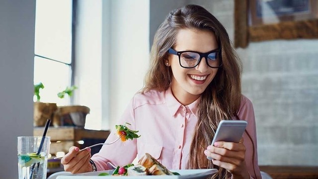 bai-viet/tan-dung-thoi-gian-vua-an-vua-dung-dien-thoai-co-loi-ich-va-bat-loi-nao.html