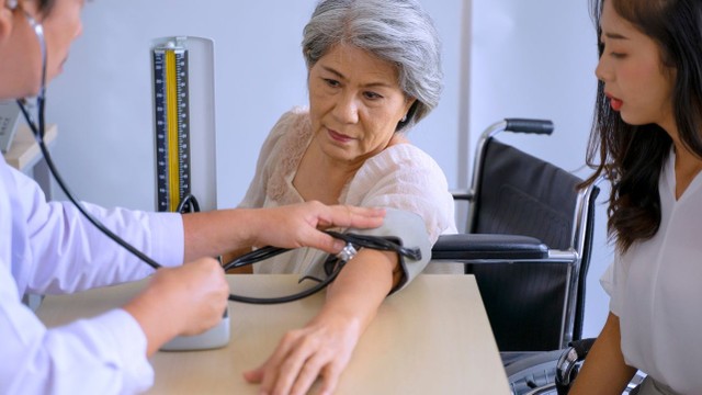 bai-viet/tang-cholesterol-mau-o-nguoi-cao-tuoi-phat-hien-som-de-phong-bien-chung-nguy-hiem.html