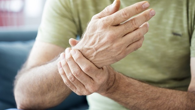 bai-viet/tim-hieu-hay-bi-te-chan-tay-la-thieu-chat-gi-va-giai-phap-khac-phuc.html