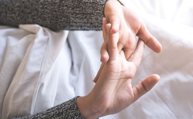 bai-viet/thoi-quen-be-khop-tay-chan-tao-tieng-co-hai-khong-50666.html