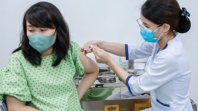 bai-viet/thuc-hu-viec-tiem-truong-thanh-phoi-con-cham-tang-can-va-nhung-luu-y-ve-lieu-phap-nay.html