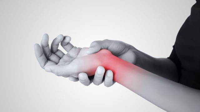 bai-viet/tim-hieu-cach-dieu-tri-dau-cung-khop-co-tay-va-an-gi-tot-cho-sun-khop-52274.html