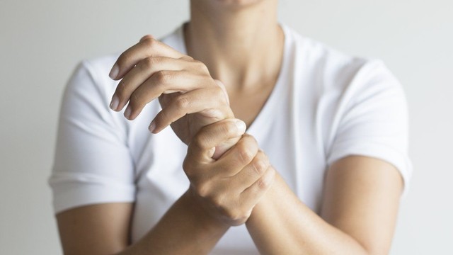 bai-viet/tong-hop-meo-chua-te-bi-chan-tay-don-gian-de-thuc-hien.html