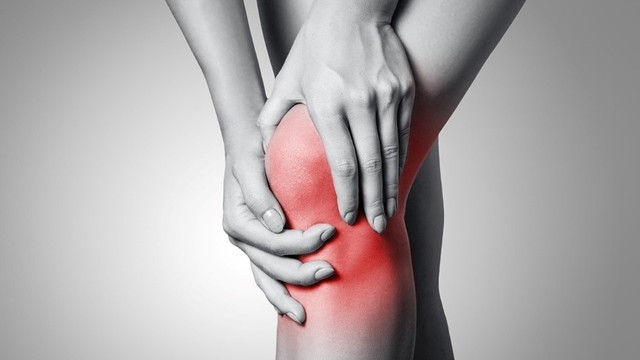 bai-viet/nguoi-bi-tran-dich-khop-goi-co-nen-uong-glucosamine.html