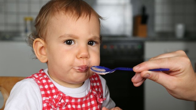 bai-viet/tre-11-thang-an-bao-nhieu-ml-chao-la-du-de-dam-bao-nhu-cau-dinh-duong.html