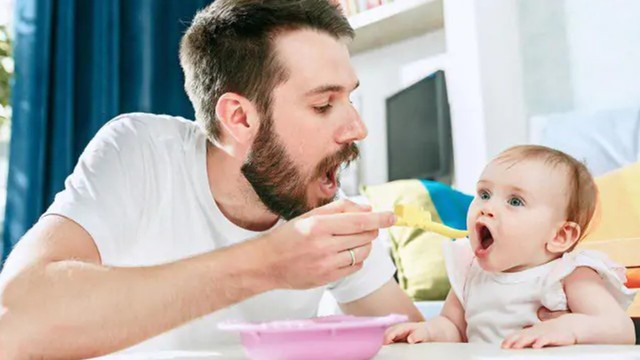 bai-viet/tre-6-thang-an-duoc-vang-sua-khong-mot-so-luu-y-khi-cho-tre-an-vang-sua.html