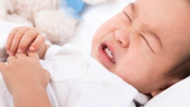 bai-viet/tre-bi-dau-bung-quanh-ron-tung-con-nen-xu-tri-nhu-the-nao.html