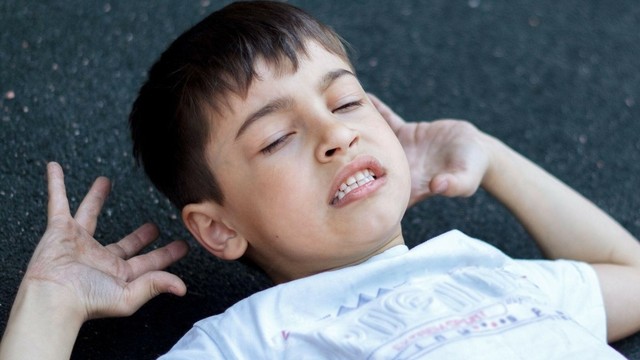 bai-viet/tre-bi-nga-dap-dau-xuong-dat-bi-non-nguyen-nhan-va-xu-tri.html