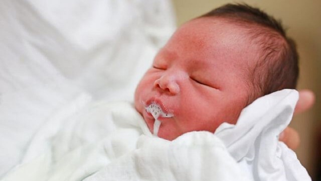 bai-viet/cha-me-can-lam-gi-khi-tre-so-sinh-hay-bi-tro.html