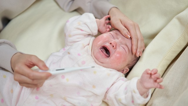 bai-viet/tre-so-sinh-bi-sot-phai-lam-sao-cach-cham-soc-tre-bi-sot-me-can-biet.html