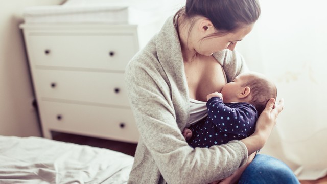 bai-viet/tre-so-sinh-bu-me-bi-tieu-chay-phai-lam-sao-dau-hieu-va-cach-xu-tri.html