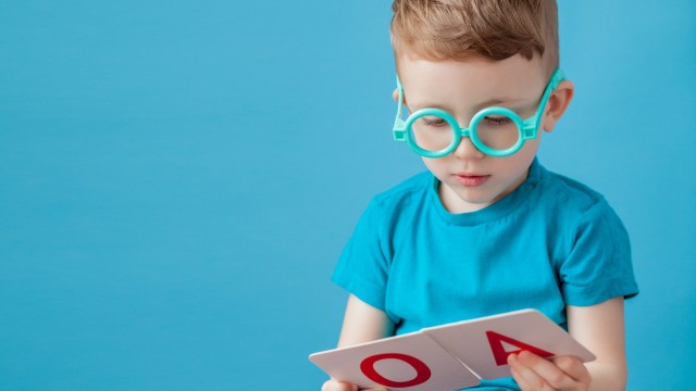 Trẻ tự kỷ có đi học được không? Những hình thức học tập phổ biến