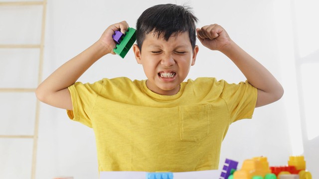 Trẻ tự kỷ hay ném đồ: Hiểu đúng hành vi để can thiệp hiệu quả