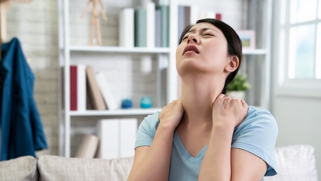 Hướng dẫn chi tiết cách tự xoa bóp chữa đau vai gáy ngay tại nhà