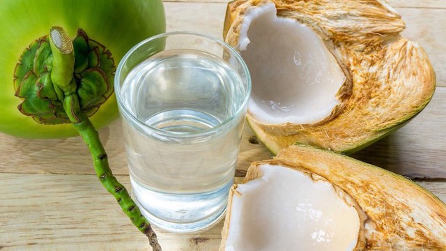 bai-viet/uong-nuoc-dua-co-noi-mun-khong.html