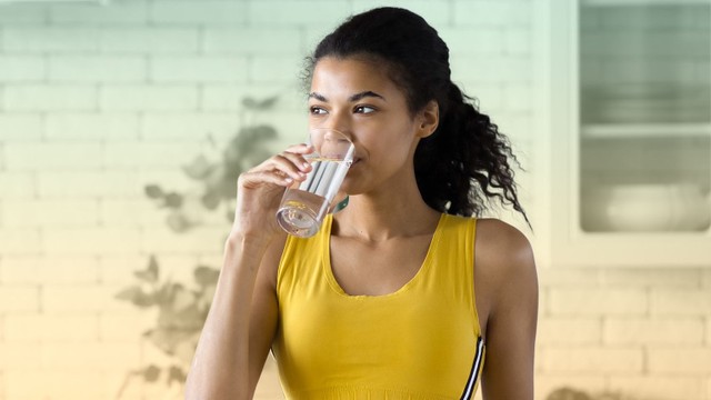 bai-viet/uong-sensa-cools-pha-voi-nuoc-dua-co-anh-huong-gi-khong.html