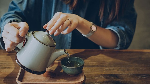 bai-viet/uong-tra-co-noi-mun-khong-cach-uong-tra-khong-lo-bi-mun.html