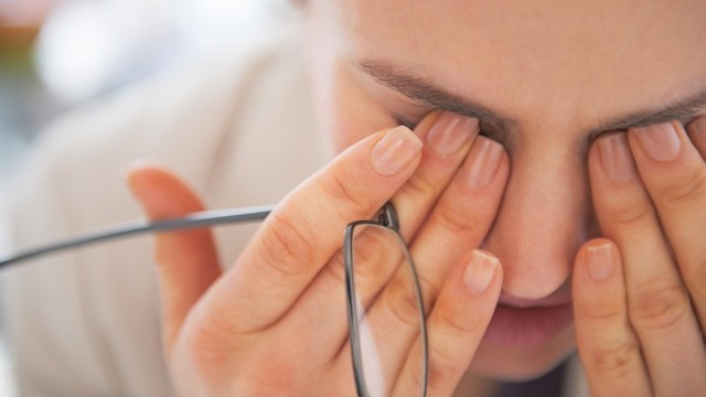 bai-viet/vi-sao-deo-kinh-can-bi-nhuc-mat.html