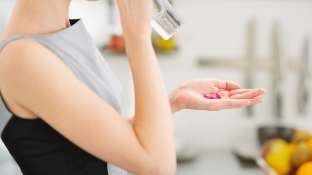 bai-viet/giai-dap-vi-sao-me-bau-uong-vitamin-nuoc-tieu-mau-vang-72930.html