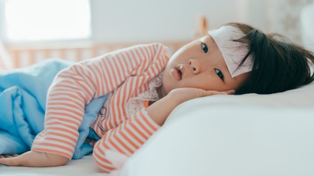 bai-viet/vi-sao-tre-bi-sot-long-ban-tay-chan-nong-nguyen-nhan-va-cach-cham-soc.html