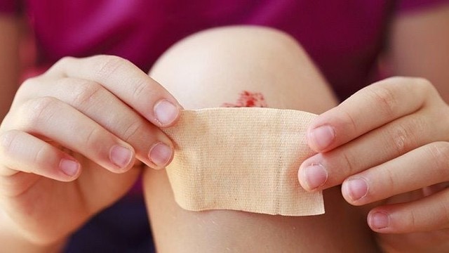 bai-viet/vi-sao-vet-thuong-chay-mau-khong-ngung-va-cach-so-cuu-khi-bi-thuong.html