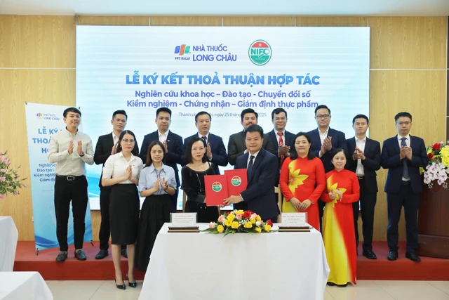 Long Châu hợp tác cùng Viện Kiểm nghiệm an toàn vệ sinh thực phẩm Quốc gia – Bộ Y tế, chủ động tiên phong tiến hành “kiểm tra kép vì sức khỏe người dân và khách hàng”