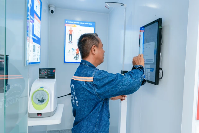 Trạm Công dân số đầu tiên tại phố đi bộ Nguyễn Huệ đưa nhiều tiện ích số đến “gần dân, sát dân” hơn