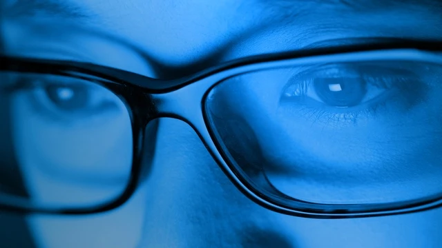 bai-viet/deo-kinh-chong-anh-sang-xanh-bi-moi-mat-do-nguyen-nhan-gi.html